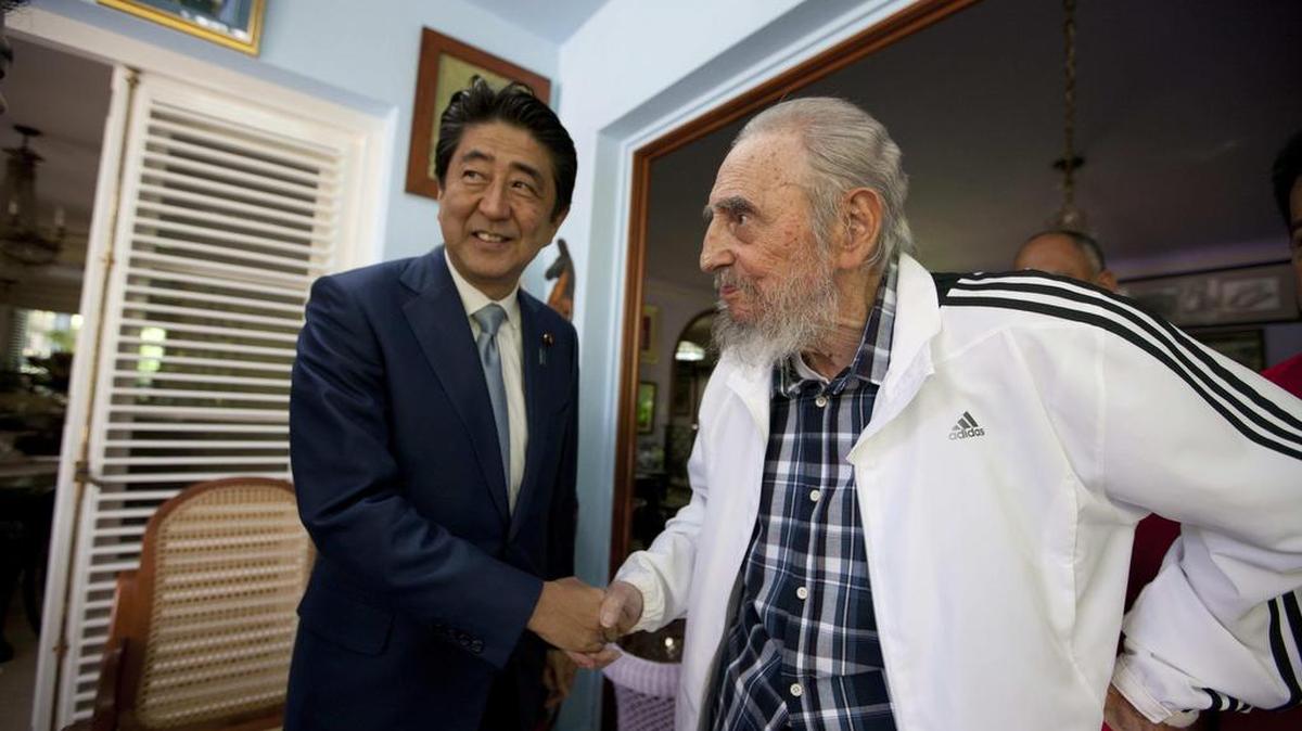 El primer ministro de Japón, Shinzo Abe, se reúne con Fidel Castro el jueves en La Habana.