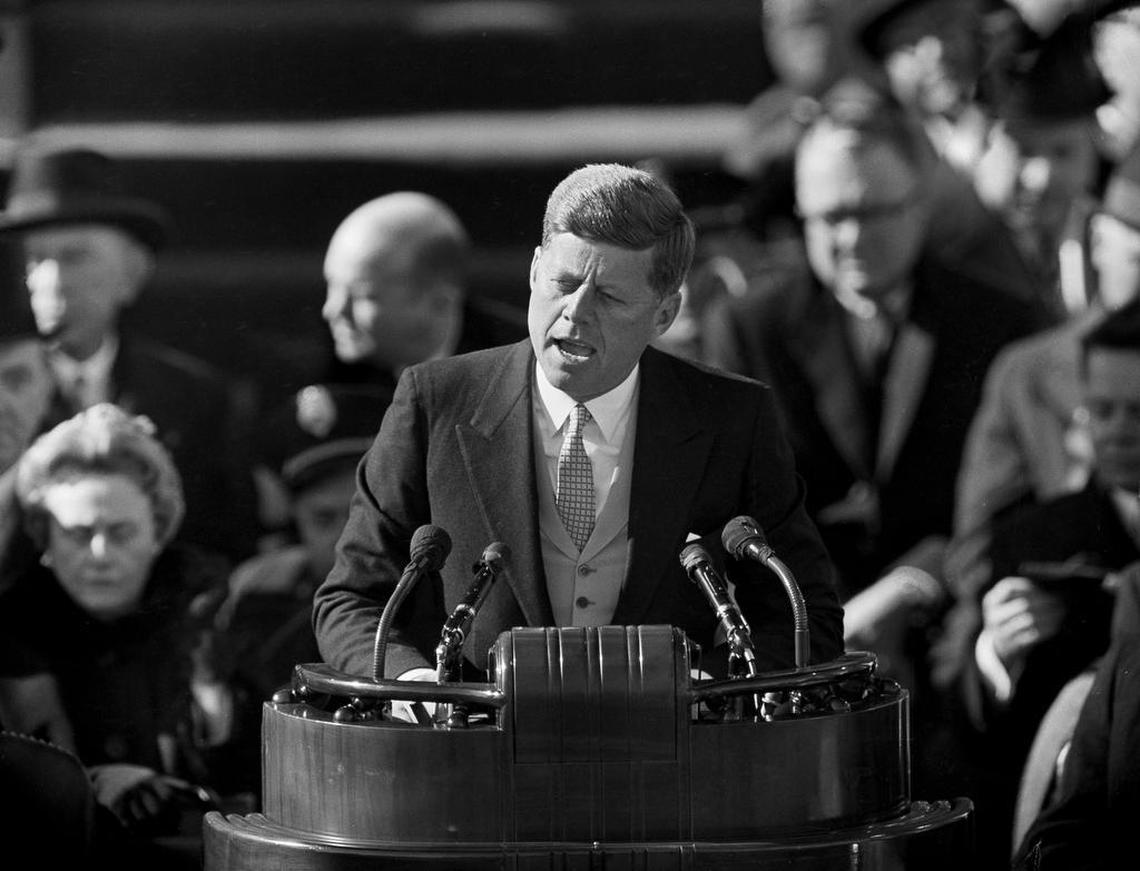En esta foto de archivo fechada el 20 de enero de 1961, el presidente de los EEUU, John F. Kennedy, pronuncia su discurso inaugural en Capitol Hill, Washington, después de prestar juramento.