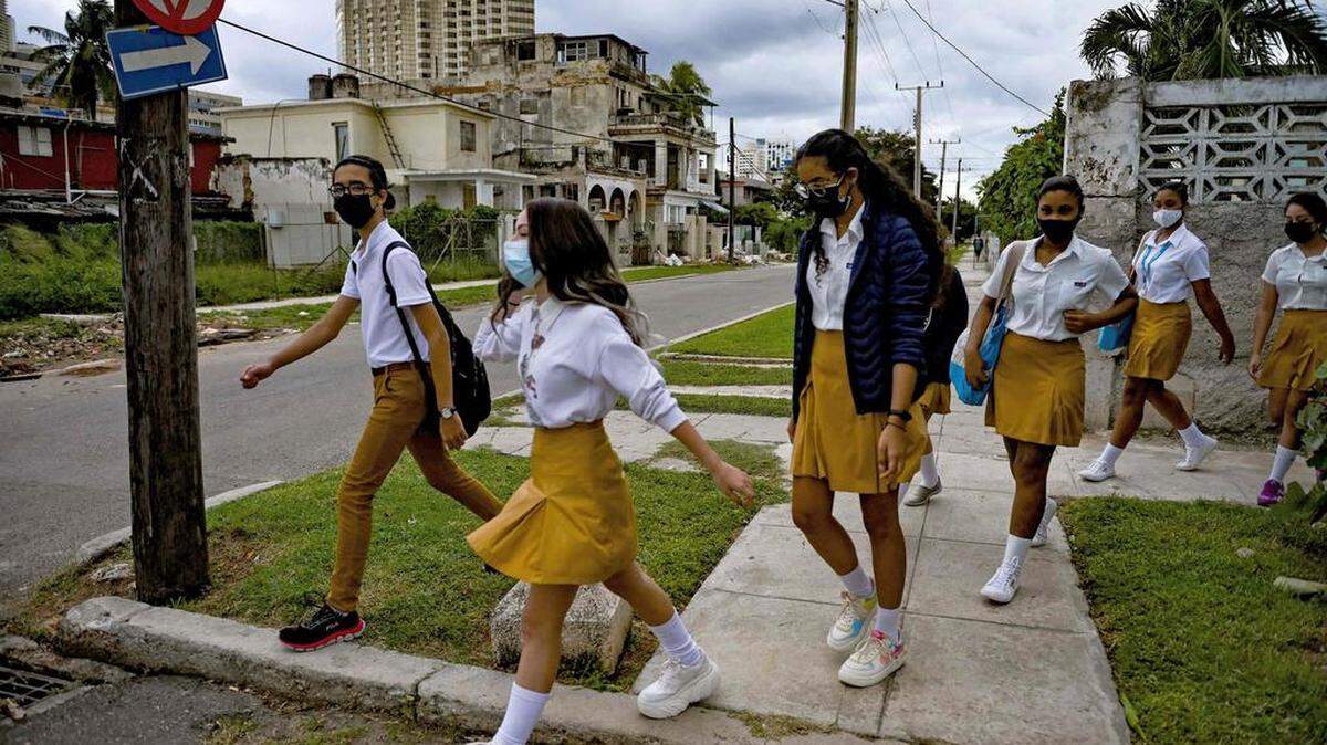 Estudiantes caminan hacia su escuela secundaria en La Habana después de diez meses de aprendizaje a distancia debido a la pandemia del nuevo coronavirus, el 8 de noviembre de 2021.