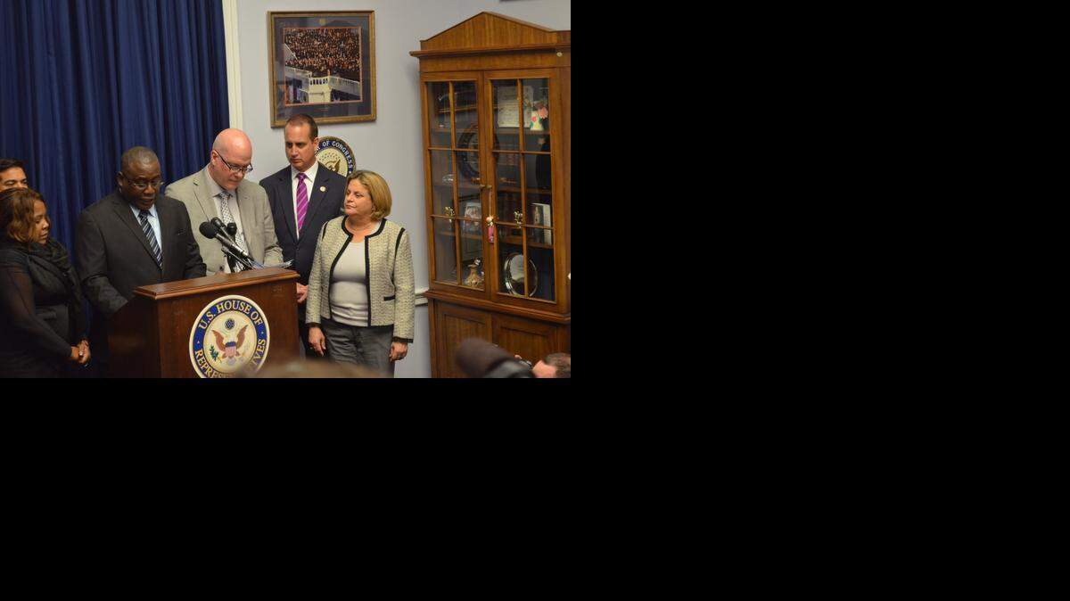 
Jorge Luis García Pérez (Antúnez) y su esposa Yris Pérez Aguilera en conferencia de prensa en Washington junto a los congresistas Ileana Ros-Lehtinen, Mario Díaz-Balart y Carlos Curbelo. 
