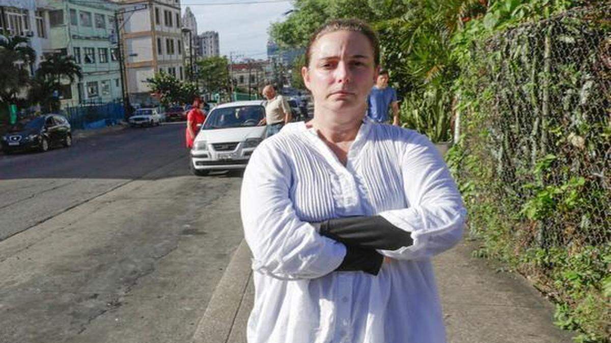 
La artista cubana Tania Bruguera en una calle de La Habana el 31 de diciembre del 2014, después de que la policía la arrestó por intentar hacer una presentación en la Plaza de la Revolución.
