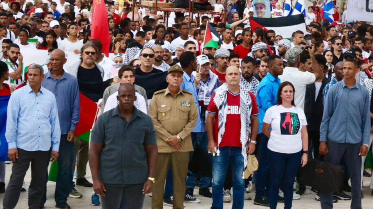 Alejandro Castro Espín, con gafas de sol y una camiseta negra (centro), sostiene una bandera palestina durante una manifestación en La Habana el lunes 14 de octubre de 2024.