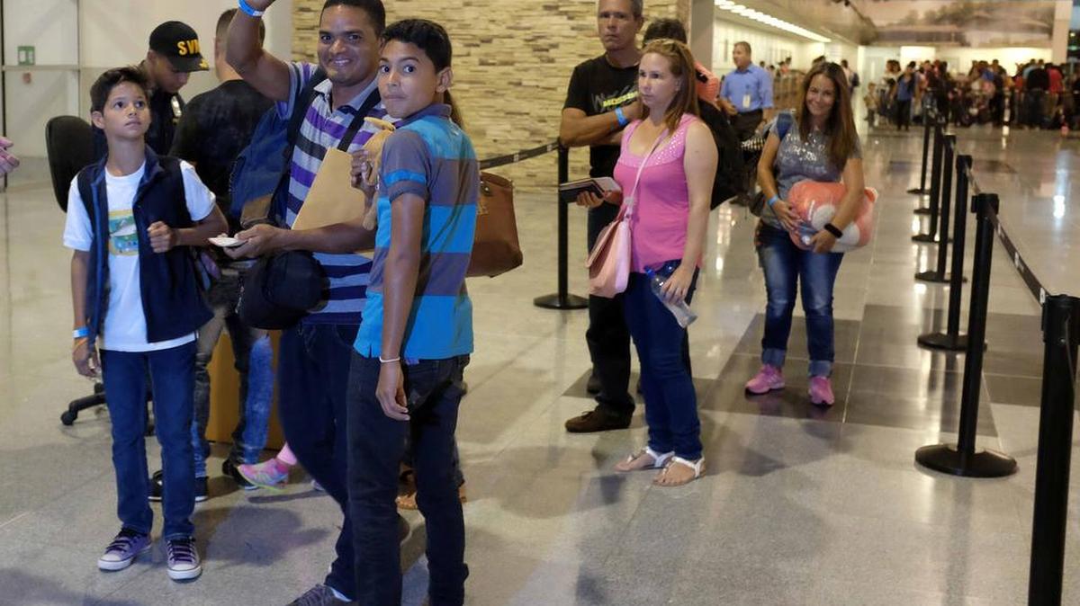 Migrantes cubanos esperan el jueves 4 de febrero de 2016, en el aeropuerto Daniel Oduber de Liberia (Costa Rica).