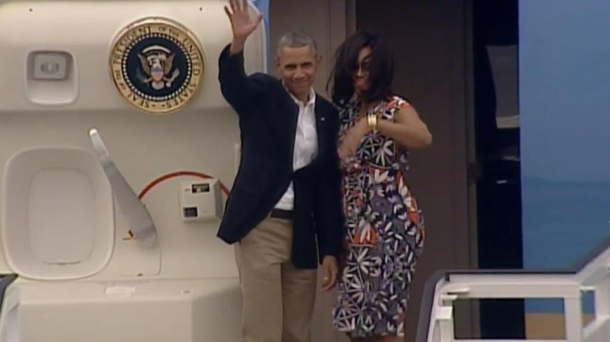 El presidente Obama y la primera dama Michelle Obama se despiden al abordar el Air Force One en La Habana, con rumbo a Argentina.