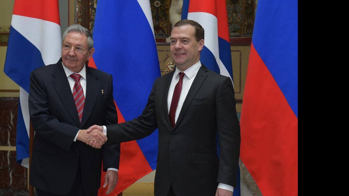 
El gobernante cubano Raúl Castro y el primer ministro ruso Dmitri Medvédev se reúnen el miércoles en Moscú.
