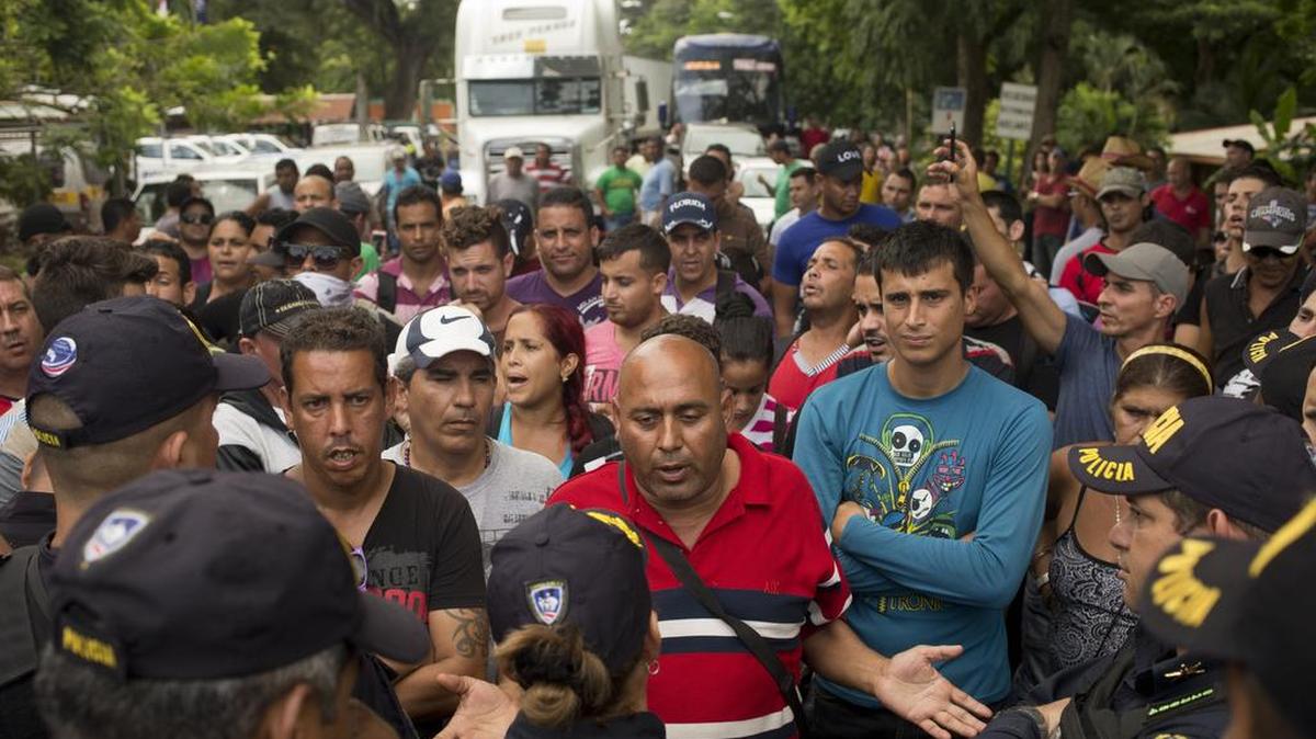 Cubanos migrantes varados en Costa Rica desde hace varias semanas, desde que Nicaragua decidió cerrar su frontera al paso de los isleños.