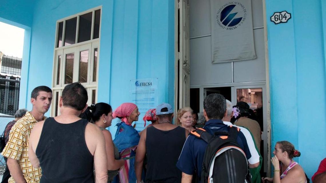 Los cubanos se ponen en fila en un cibercafé en La Habana.