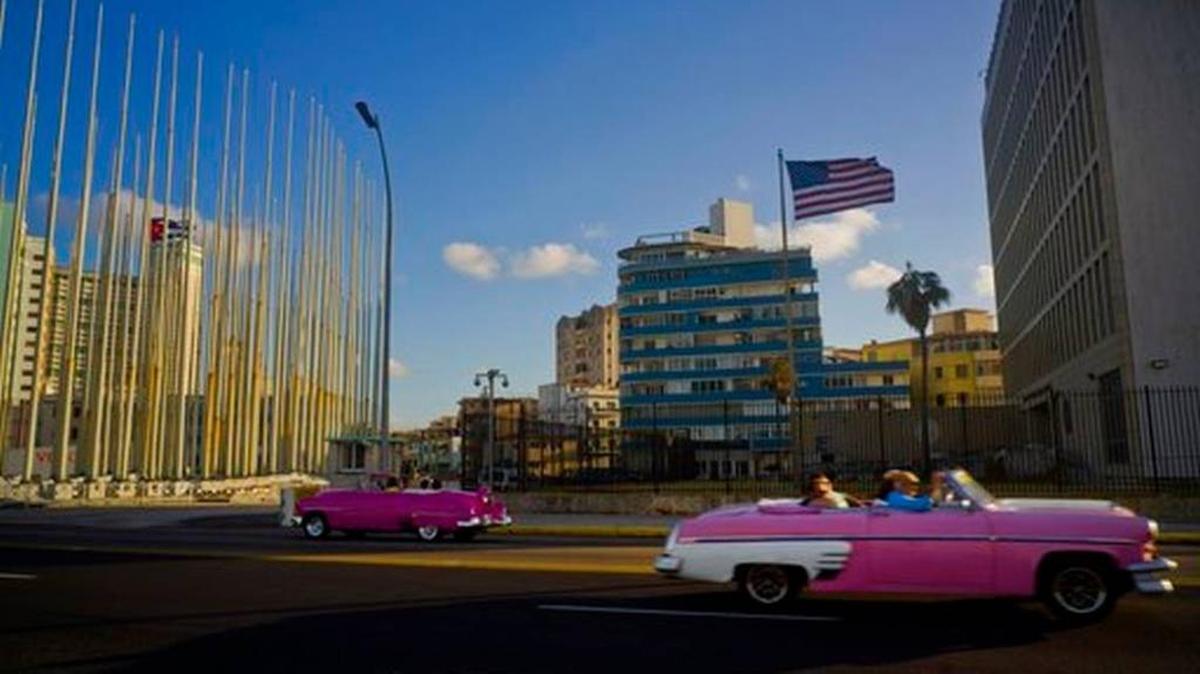 Turistas pasan frente a la embajada de Estados Unidos en La Habana en enero del 2017.