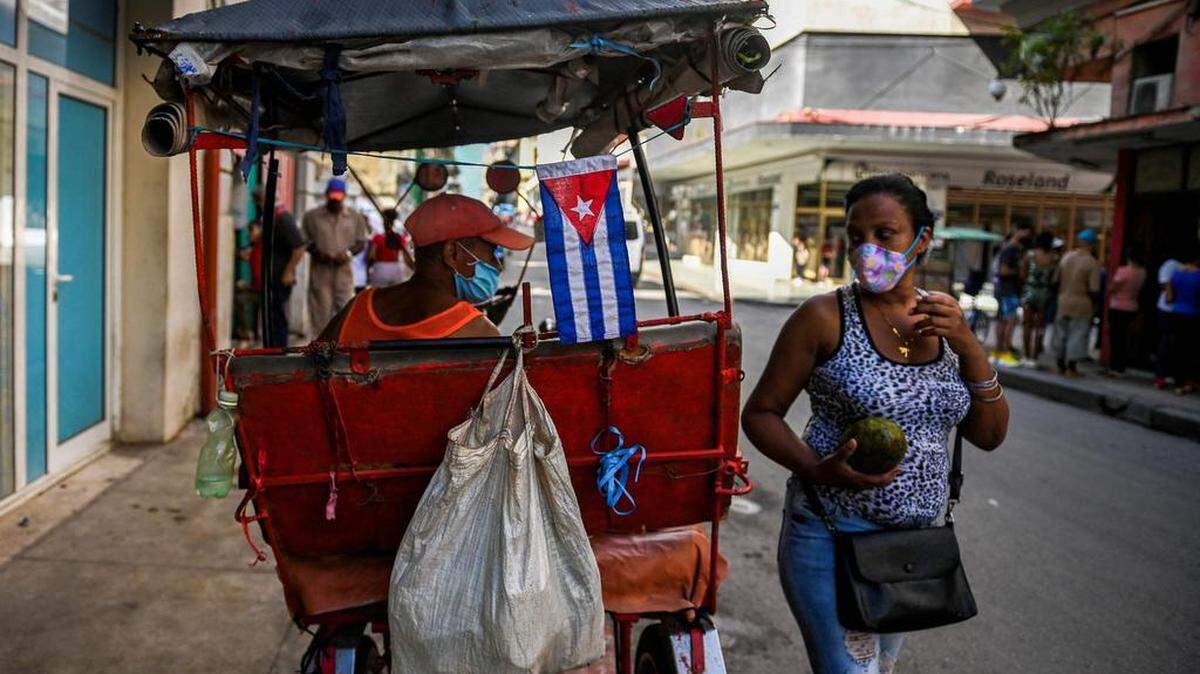 Una mujer mira un carretillero en una calle de La Habana, el 17 de noviembre de 2021.