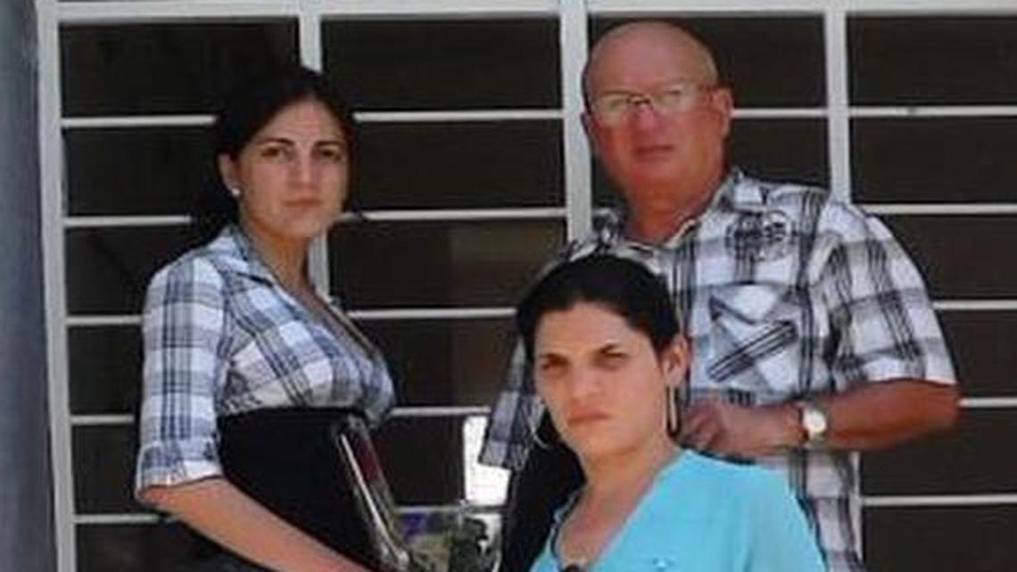 
Esta foto tuiteada por el periodista Iván Hernández Carrillo muestra a Rosa María Payá (izq.) visitando el Cementerio Colón, en La Habana, para honrar a su padre, el fallecido activista cubano Oswaldo Payá. Rosa María viajó a Cuba el lunes 11 de mayo. 
