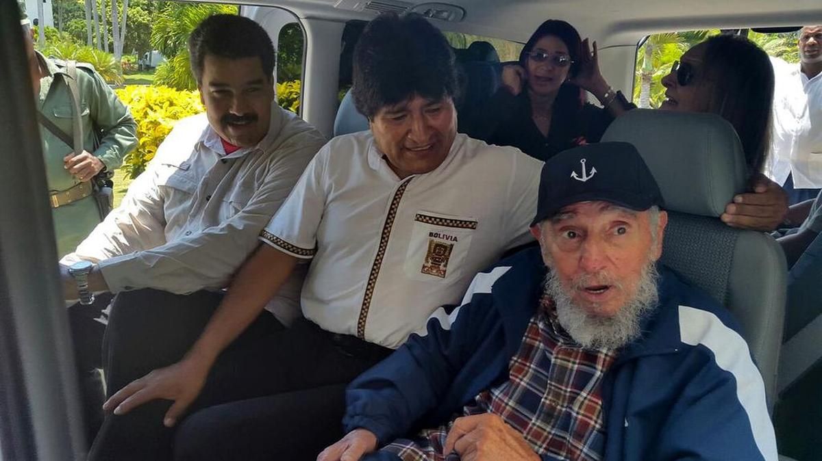 El líder cubano Fidel Castro es acompañado por los mandatarios Evo Morales (Bolivia) y Nicolás Maduro (Venezuela), el día de su cumpleaños 89, el 13 de agosto en La Habana.