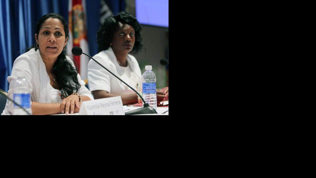 
Yusmila Reyna Ferrera (izq.) y Berta Soler, líder de las Damas de Blanco, participan en un foro sobre las mujeres y los derechos humanos en América Latina, el jueves en la Universidad Internacional de Florida.
