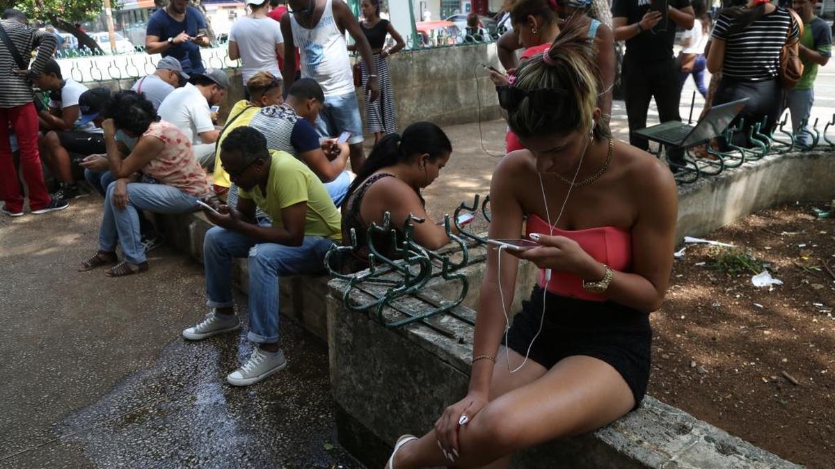 El gobierno cubano ha abierto decenas de puntos de acceso de Wi-Fi en todo el país.