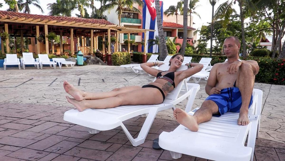 Los turistas toman el sol en el Hotel Santa Lucia en la provincia de Camaguey, Cuba, el 18 de octubre de 2017.