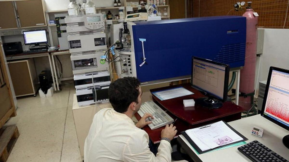 Un científico cubano trabaja en el Centro de Ingeniería Genética y Biotecnología, en La Habana.