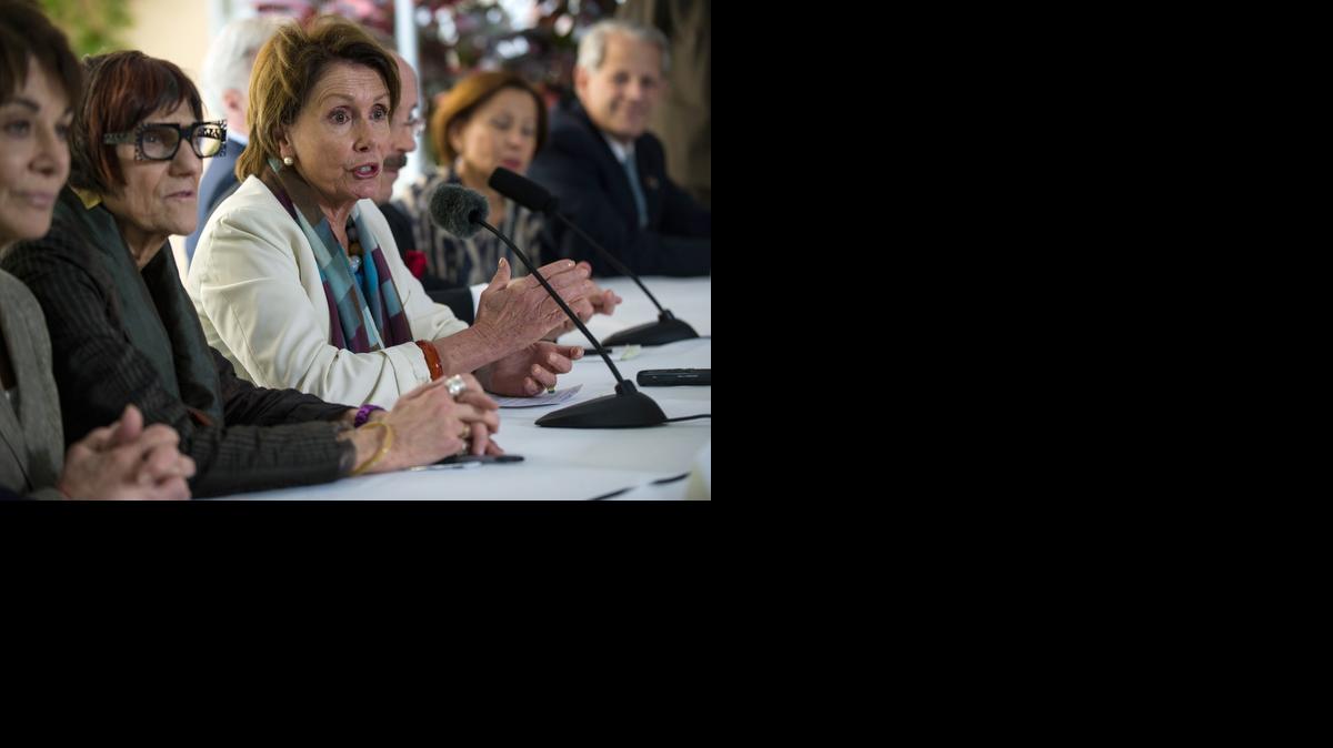 
Nancy Pelosi, líder de la minoría demócrata en el Congreso, da una conferencia de prensa junto a otros congresistas el jueves en La Habana. 
