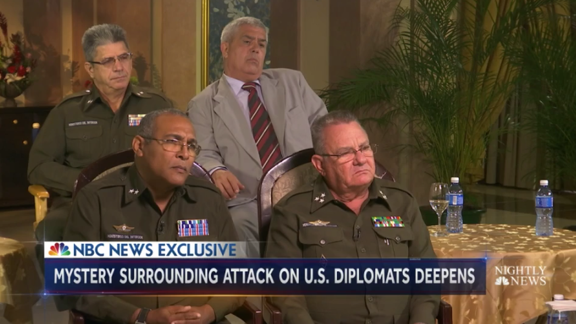 De izquierda a derecha en la fila del fondo: oficial sin identificar y doctor Manuel Villar. Al frente a la izquierda, el teniente coronel del MININT, José Alazo. A su lado, el coronel del MININT Ramiro Ramírez.