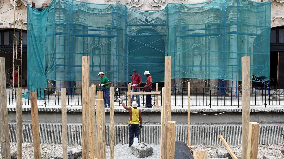 
 Varios obreros montan una tarima en la entrada del Centro Cultural Félix Varela este martes 1 de septiembre de 2015 desde la que el papa Francisco se dirigirá a los jóvenes en La Habana (Cuba).  
