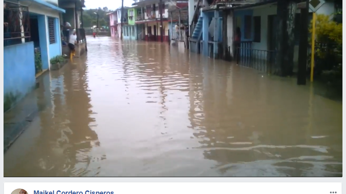 El río Sagua se desbordó e inundó el lunes las calles en el municipio de Sagua de Tánamo, en la provincia de Holguín, al este de Cuba. Imagen tomada de un video publicado por el periodista Maikel Cordero Cisneros.
