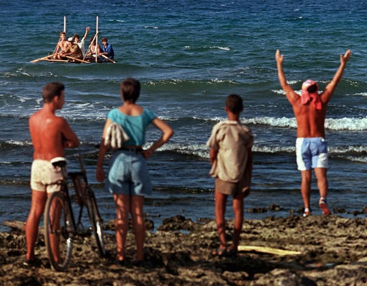 Un nuevo estudio revela que Cuba habría perdido más de la mitad de su Producto Interno Bruto durante la aguda crisis económica de mediados de los años 90 del siglo pasado. Huyendo de la escasez, miles de cubanos se tiraron al mar en balsas rústicas. En esta foto de 1994, un grupo de balseros parte de Cojímar, un pueblo costero al este de la capital.
