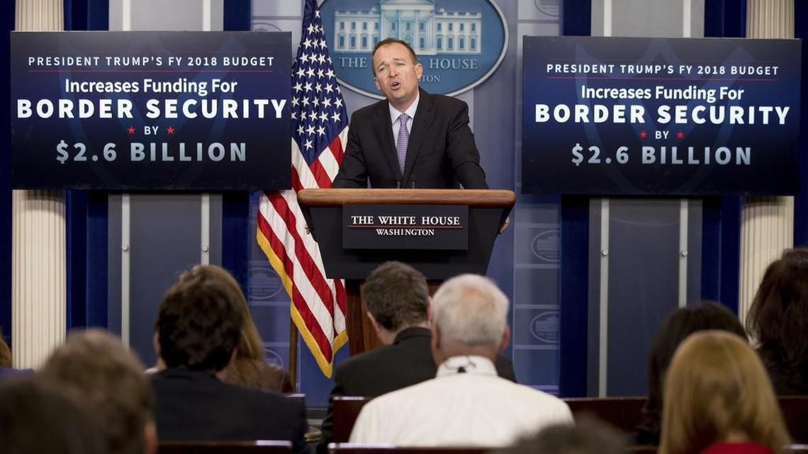 El Director de Presupuesto Mick Mulvaney habla a los medios de comunicación sobre el presupuesto federal 2018 propuesto por el Presidente Donald Trump en la Sala de prensa de la Casa Blanca en Washington, el martes 23 de mayo de 2017.