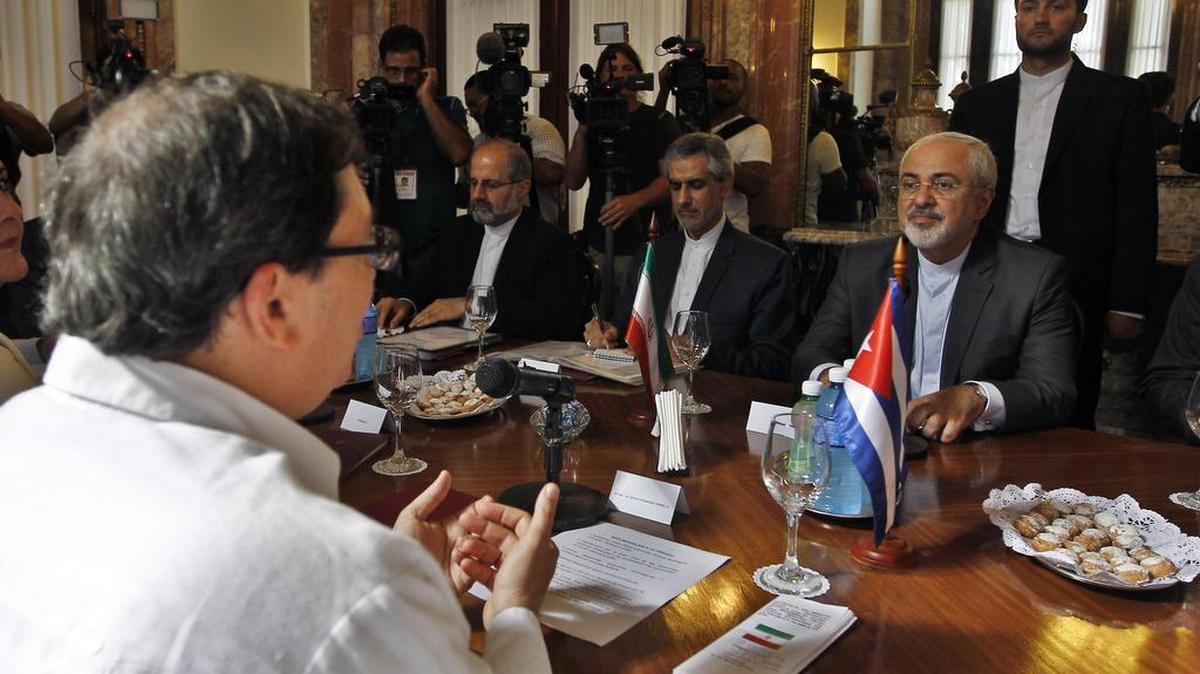 El ministro de Asuntos Exteriores de Irán, Mohammad Javad Zarif (d), se reúne con el canciller de Cuba, Bruno Rodríguez (i), el 22 de agosto de 2016, en La Habana, Cuba. Zarif partió de Teherán este domingo rumbo a Cuba, el primer destino de su visita oficial a América Latina que también incluye Chile, Bolivia, Nicaragua, Ecuador y Venezuela.