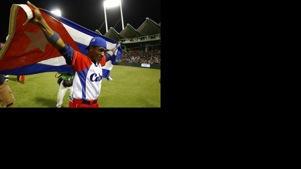 
Livan Moinelo, de Cuba celebra con el equipo tras ganar su primera Serie del Caribe de Béisbol, en el estadio Hiram Bithorn de San Juan, tras vencer a México 3 a 2. 
