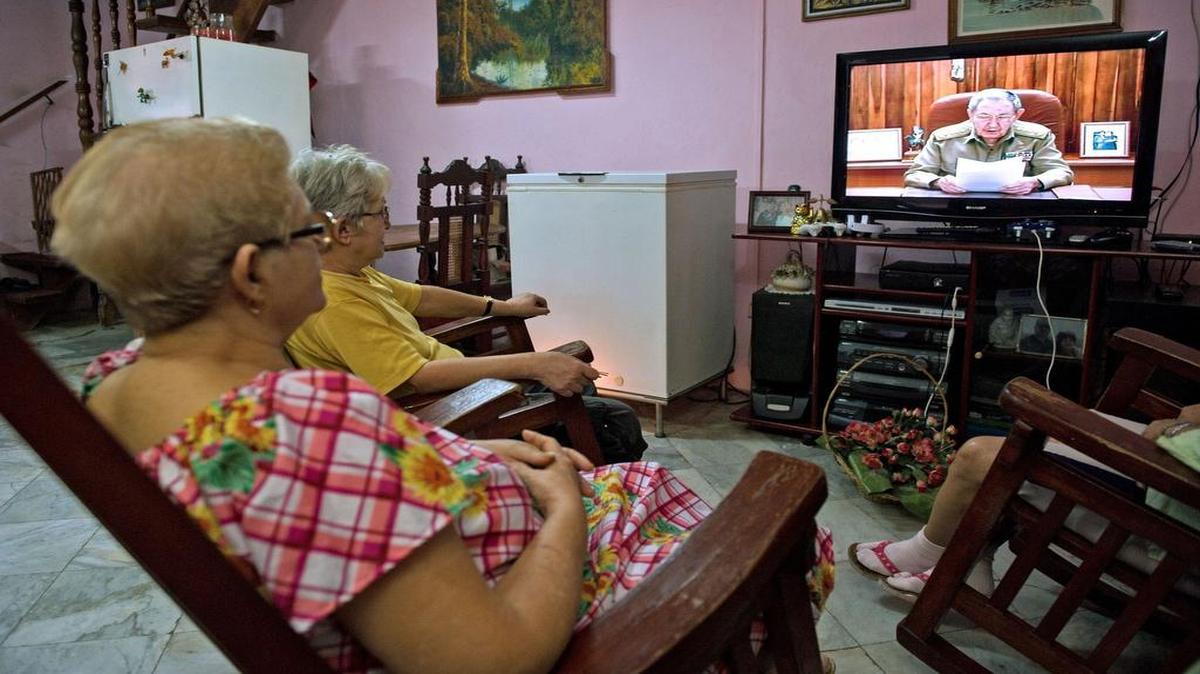 Dos mujeres en La Habana miran en la televisión un discurso del gobernante Raúl Castro el 17 de diciembre del 2014.