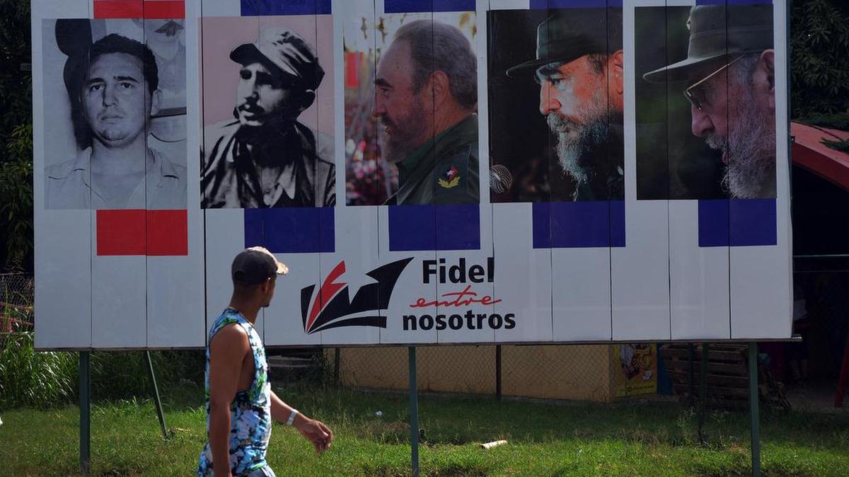 Un hombre camina junto a una valla con la imagen del fallecido líder cubano Fidel Castro hoy, domingo 27 de noviembre de 2016, en La Habana (Cuba).