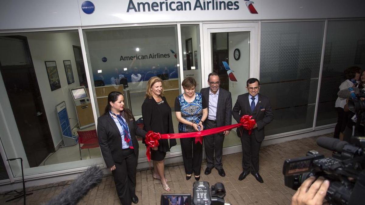 La directora regional de ventas de American Airlines (segunda desde la izquierda), la jefa de operaciones regional Lorena Sandoval (centro) y el jefe de operaciones de Cuba Galo Beltran en una ceremonia en la nueva oficina en La Habana, Cuba, el 1o de febrero del 2017.