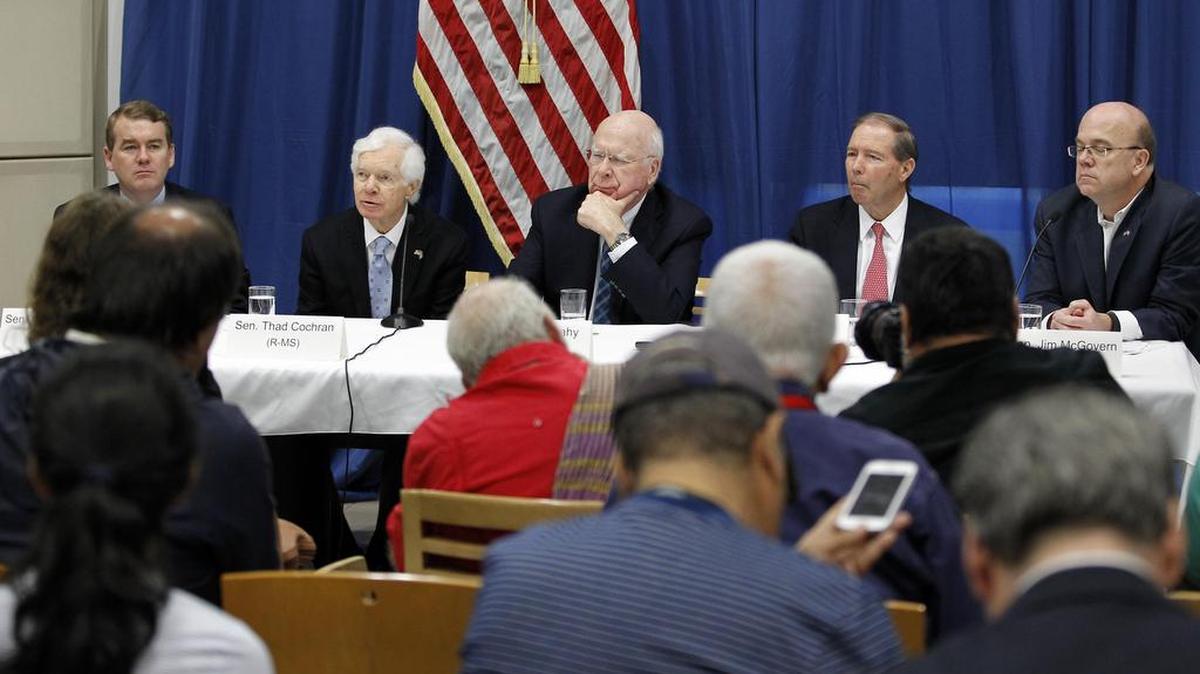 Los senadores estadounidenses, Michael Bennett (i), de Colorado; Thad Cochran (2i), republicano de Mississippi; Patrick Leahy (c), demócrata de Vermont; Thomas Udall (2d), demócrata de Nuevo México; y el representante demócrata Jim McGovern (d) de Massachusetts; participan en una conferencia de prensa el miércoles 22 de febrero del 2017, en la sede de la Embajada de Estados Unidos en La Habana.