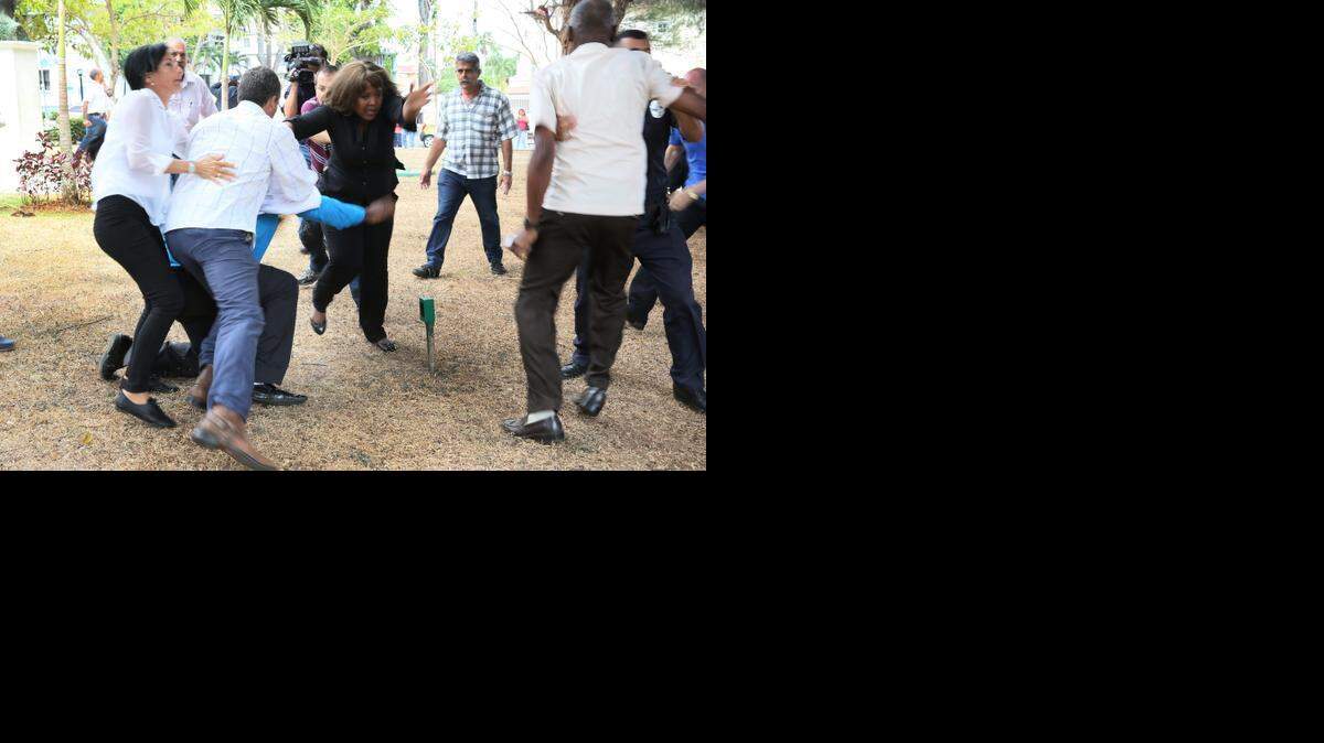 
Disidentes y defensores del régimen se enfrentaron el miércoles en un incidente de insultos y golpes en el Parque Porras de Ciudad Panamá.
Disidentes cubanos y defensores del régimen de Cuba protagonizaron el miércoles 8 de abril de 2015, un incidente en el que cruzaron insultos y algunos golpes al encontrarse en una actividad alternativa en el Parque Porras en Ciudad de Panamá, en el marco de la VII Cumbre de las Américas que se celebra este viernes y sábado en la capital.
