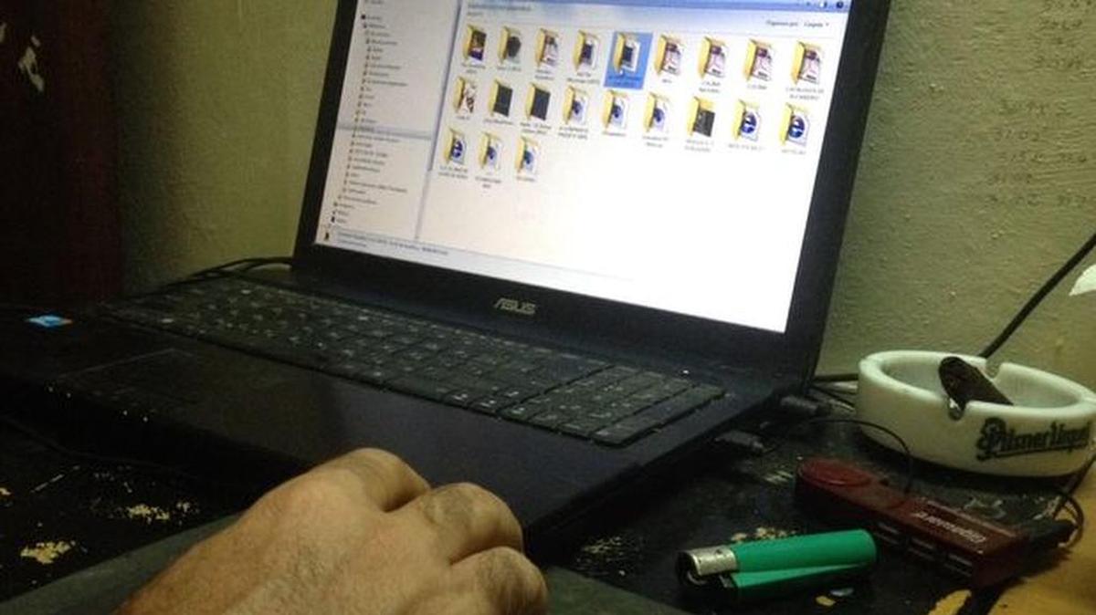 Una computadora con varias carpetas del llamado paquete, programación prohibida en la isla a la que los cubanos tienen acceso a través de memorias flash.