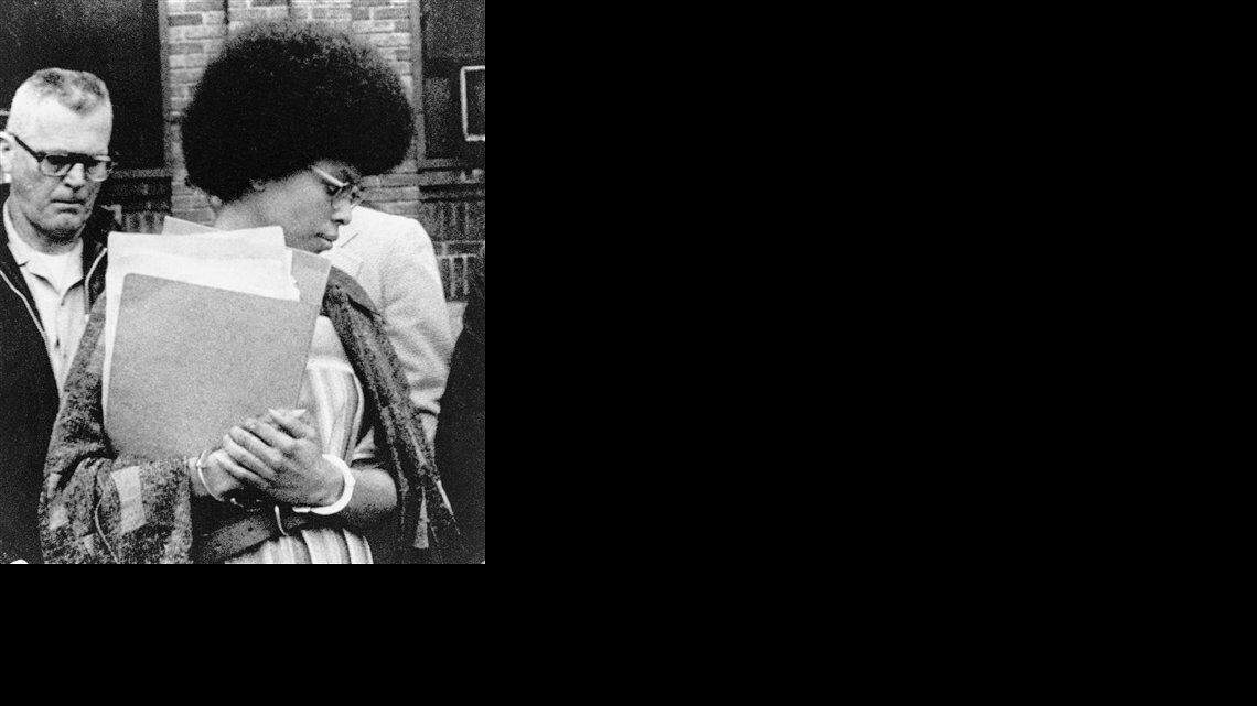 Joanne Chesimard, integrante de las Panteras Negras y del Ejército de Liberación Negra, en una foto del 25 de abril de 1977, al salir de un juzgado en el condado Middlesex de Nueva Jersey. Conocida como Assata Shakur, la mujer fue sentenciada a cadena perpetua por la muerte de un agente de caminos de Nueva Jersey. Escapó y se refugió en Cuba en la década de 1980. Avejentados fugitivos de la época de la Guerra Fría podrían convertirse en una potencial fuente de tensión entre Estados Unidos y Cuba luego de que anunciaran la reanudación de relaciones, el 17 de diciembre de 2014.