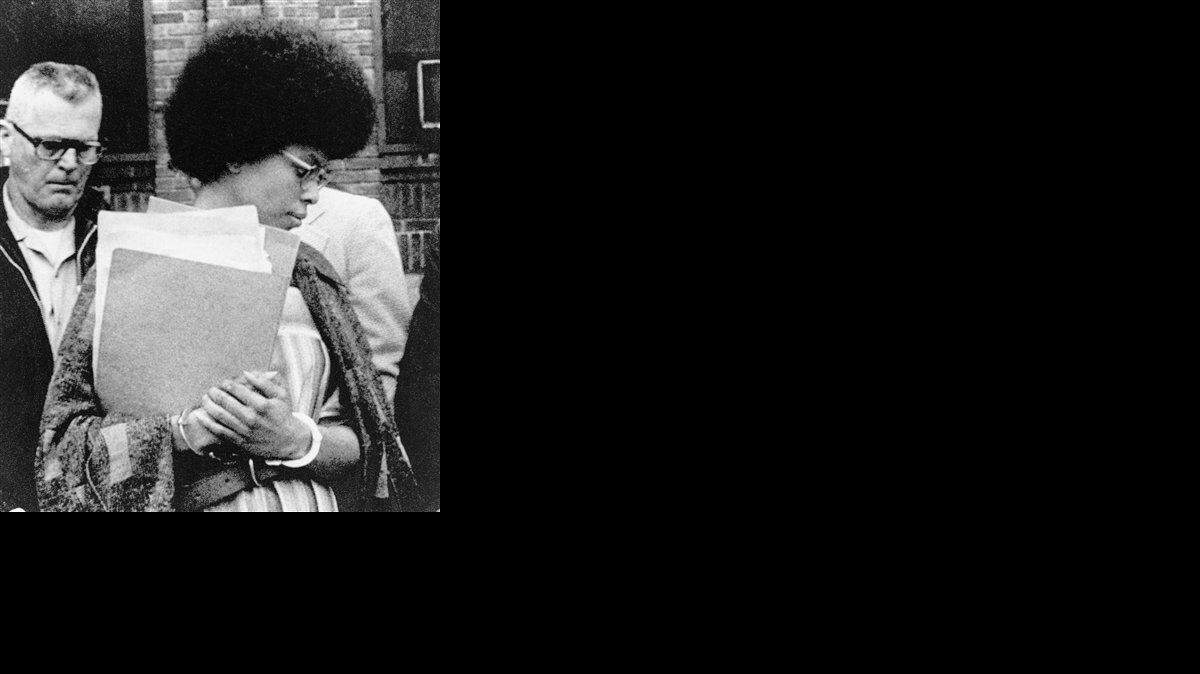 Joanne Chesimard, integrante de las Panteras Negras y del Ejército de Liberación Negra, en una foto del 25 de abril de 1977, al salir de un juzgado en el condado Middlesex de Nueva Jersey. Conocida como Assata Shakur, la mujer fue sentenciada a cadena perpetua por la muerte de un agente de caminos de Nueva Jersey. Escapó y se refugió en Cuba en la década de 1980. Avejentados fugitivos de la época de la Guerra Fría podrían convertirse en una potencial fuente de tensión entre Estados Unidos y Cuba luego de que anunciaran la reanudación de relaciones, el 17 de diciembre de 2014.