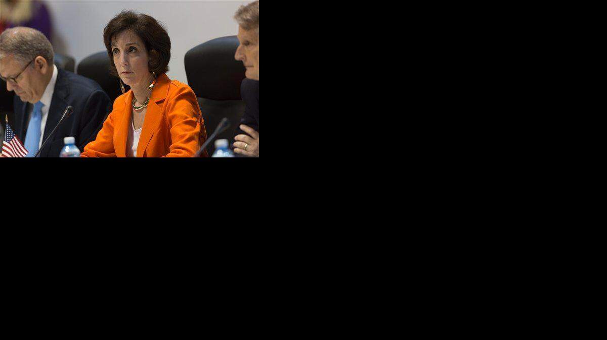 Roberta Jacobson, secretaria adjunta de Estado para los Asuntos del Hemisferio Occidental, flanqueada por Jeffrey DeLaurentis, izquierda, jefe de la misión de la Sección de Intereses de EEUU en Cuba; y Edward Alex Lee, subsecretario adjunto de la Oficina de Asuntos del Hemisferio Occidental del Departamento de Estado, derecha, inician la segunda ronda de negociaciones con delegados del gobierno cubano en La Habana, Cuba el jueves 22 de enero de 2015.