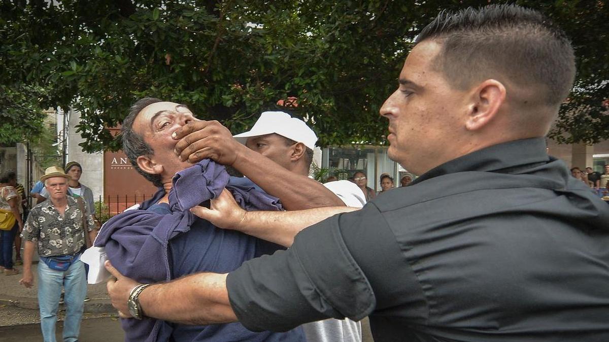 El disidente Yuri Valle Roca es arrestado en La Habana por la policía cubana durante una manifestación por el día de los derechos humanos el 10 de diciembre del 2015.