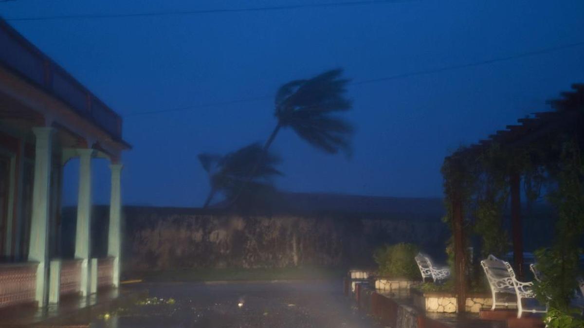 Fuertes vientos huracanados azotan Baracoa, Cuba, el martes 4 de octubre de 2016.