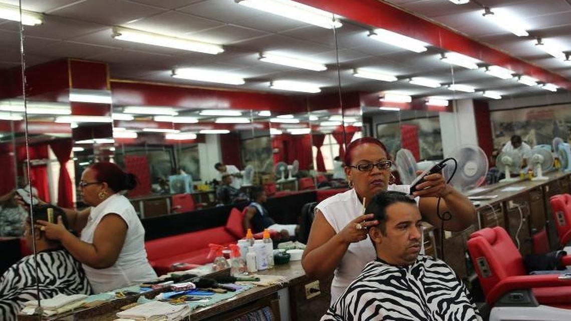 Un hombre se corta el cabello en una barbería privada hoy, martes 1 de agosto de 2017, en La Habana. Cuba paralizó temporalmente la entrega de licencias a restaurantes privados y casas de renta turísticas, entre otras actividades.