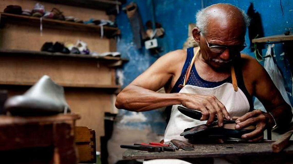 
Un zapatero trabaja en un taller en La Habana en junio del 2012.
