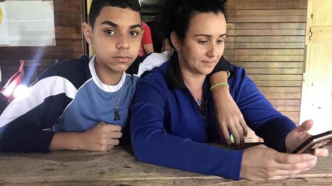 Alejandro Larrinaga, de 13 años, (izquierda), y su madre Addis Torres, en el campamento en Gualaca.
