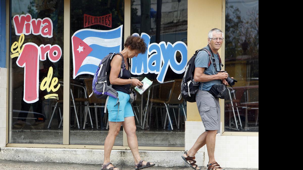 
Turistas pasean por La Habana, Cuba, el jueves 30 de abril.
