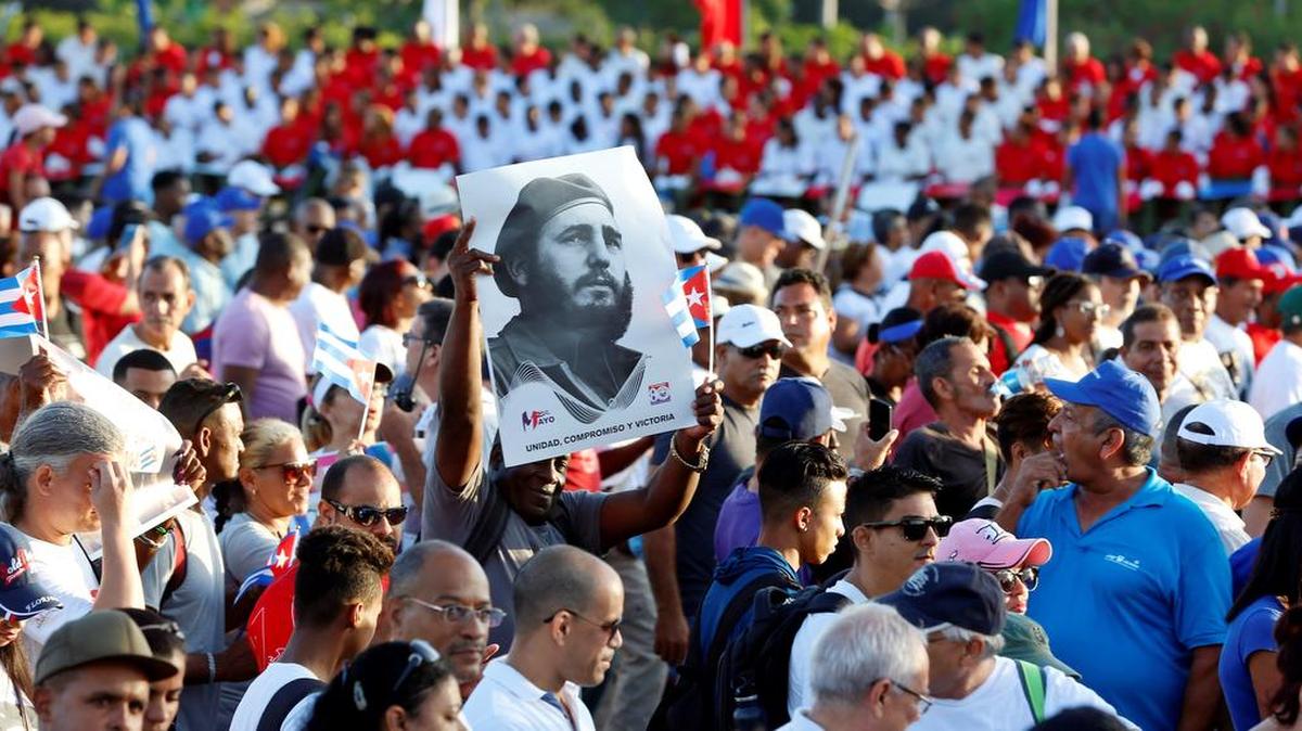Cubanos participan este miércoles 1 de mayo de 2019 en el desfile por el Día del Trabajo en La Habana (Cuba).