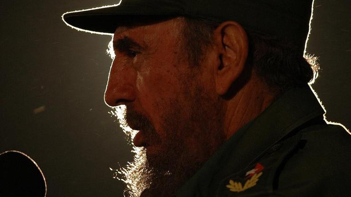 Fotografía de archivo del 3 de febrero de 2006, del líder cubano Fidel Castro, en La Habana (Cuba).