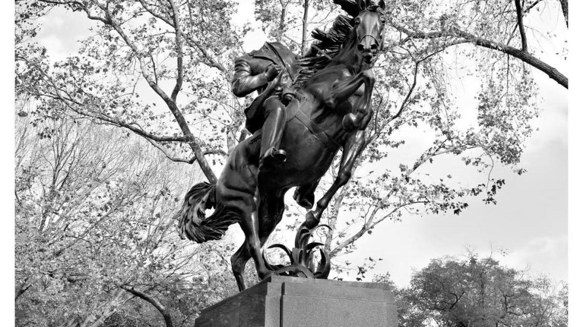 ‘José Martí, el jinete sin cabeza’, foto del artista cubano radicado en Nueva York Geandy Pavón.