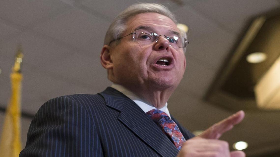 El senador  Bob Menéndez fustigó duramente la política del presidente Barack Obama hacia el gobierno comunista de Cuba.