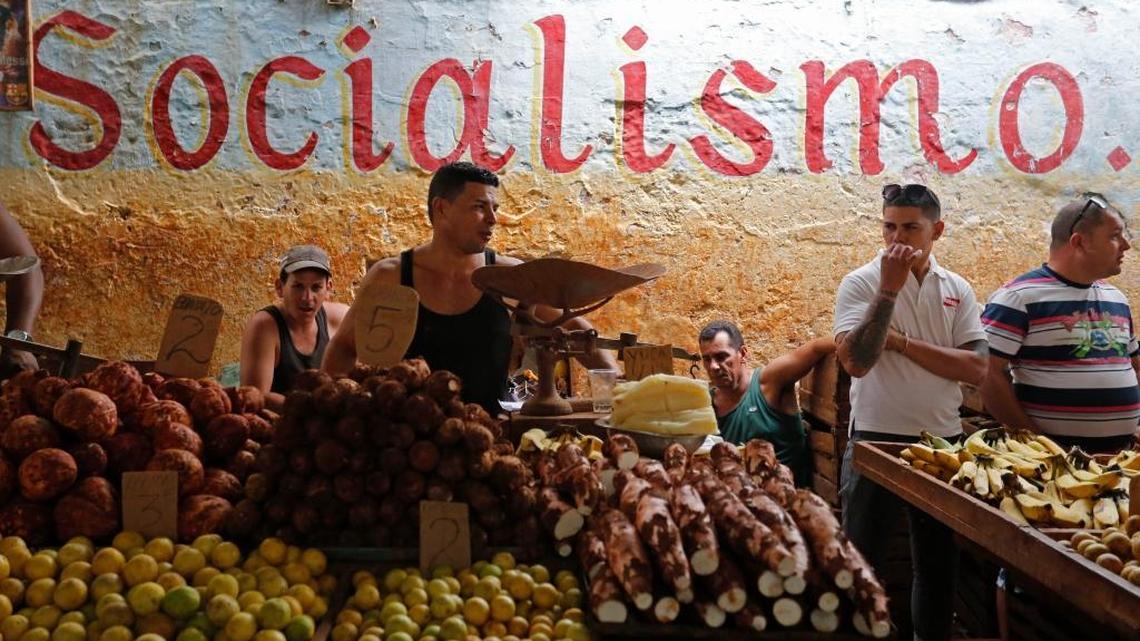Trabajadores atienden sus sus puestos en un mercado estatal en La Habana, Cuba.