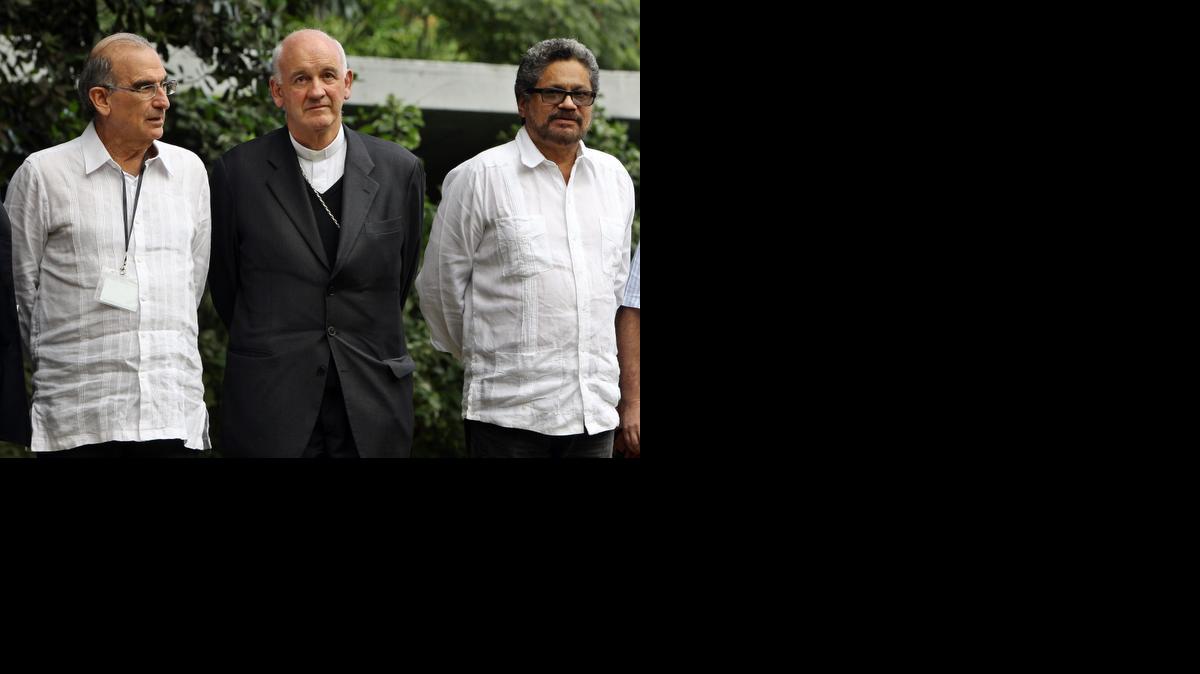
Monseñor Luis Augusto Castro (c), el comandante de las Fuerzas Armadas Revolucionarias de Colombia (FARC), Iván Márquéz (d), y el jefe de la delegación del Gobierno colombiano en las conversaciones de paz entre ambas partes, Humberto de la Calle (i), tras sembrar un árbol de la paz el martes 16 de diciembre de 2014, en La Habana (Cuba). 
