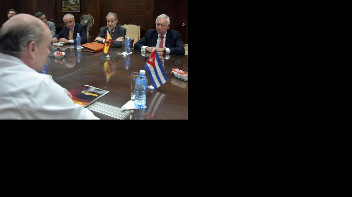 
 El ministro español de Asuntos Exteriores, José Manuel García-Margallo (d), participa en una reunión con el ministro de Comercio Exterior de Cuba Rodrigo Marmierca (i) el lunes 24 de noviembre del 2014, en La Habana, Cuba. García-Margallo, realiza una visita oficial de dos días a la Isla caribeña. EFE/Ernesto Mastrascusa
