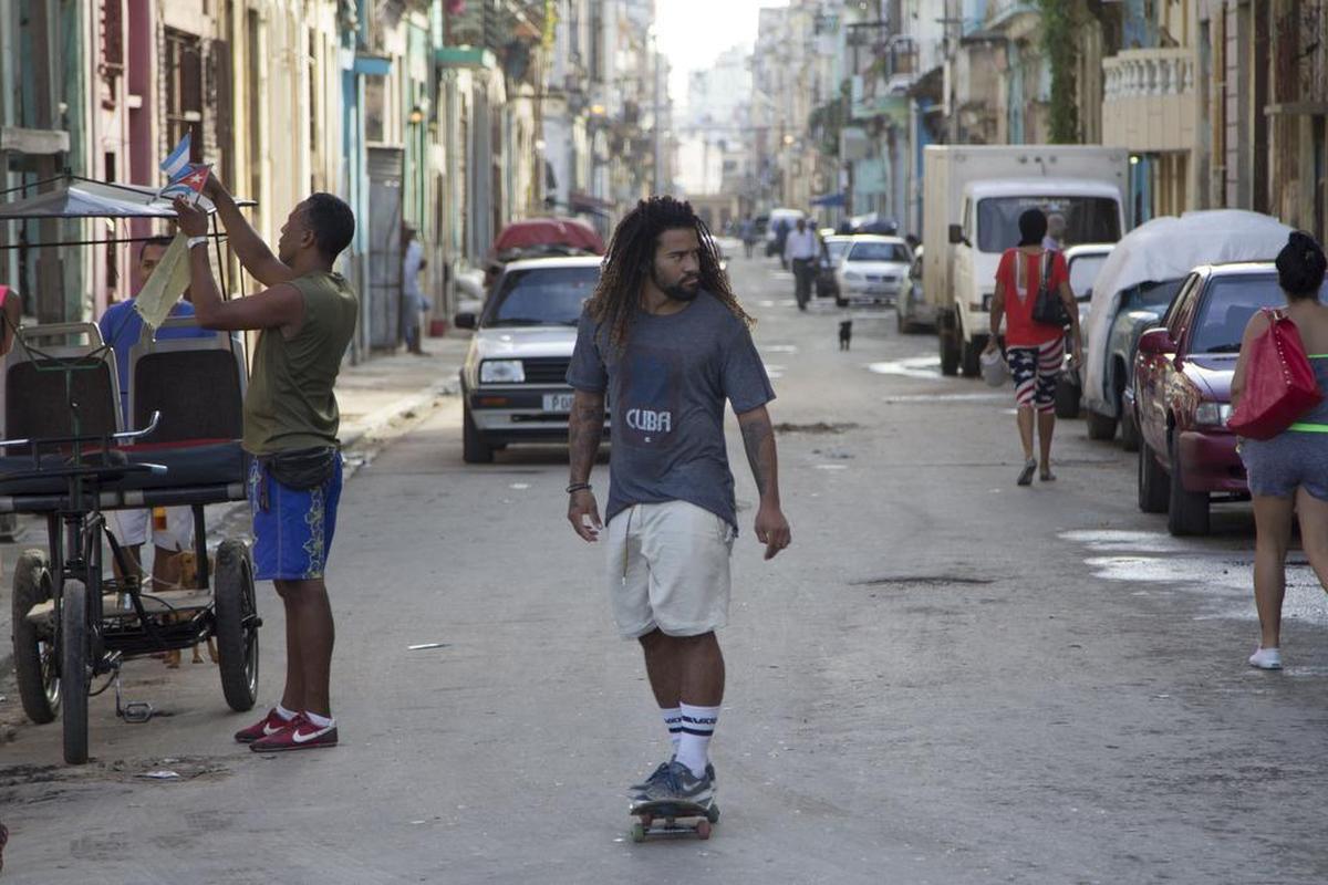 Yojany “Mamerto” Pérez monta su tabla de skateboarding en La Habana.